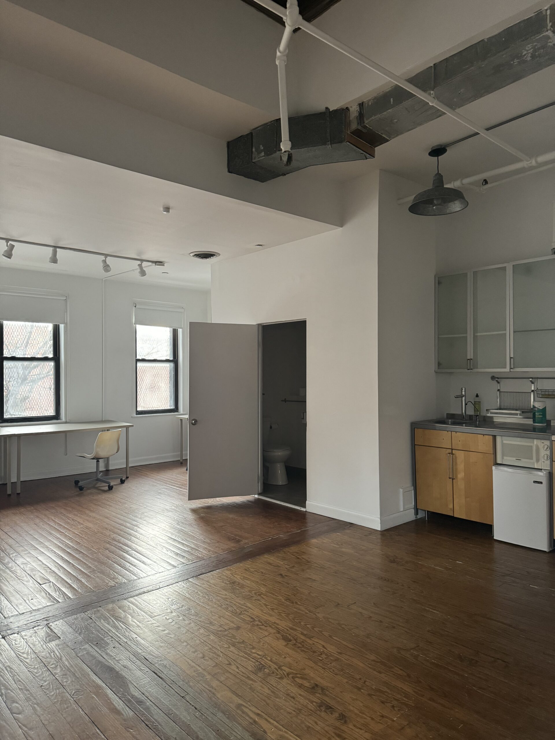 PRIME LONG ISLAND CITY COURT SQUARE / ART STUDIO PRIVATE BATHROOM AND KITCHEN AREA