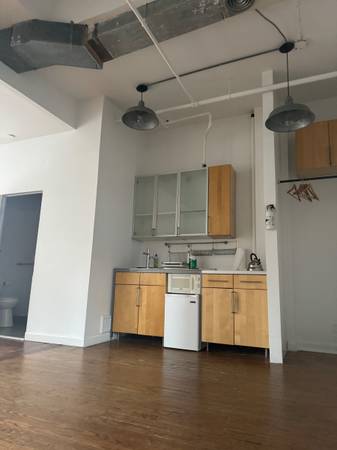 PRIME LONG ISLAND CITY COURT SQUARE / ART STUDIO PRIVATE BATHROOM AND KITCHEN AREA