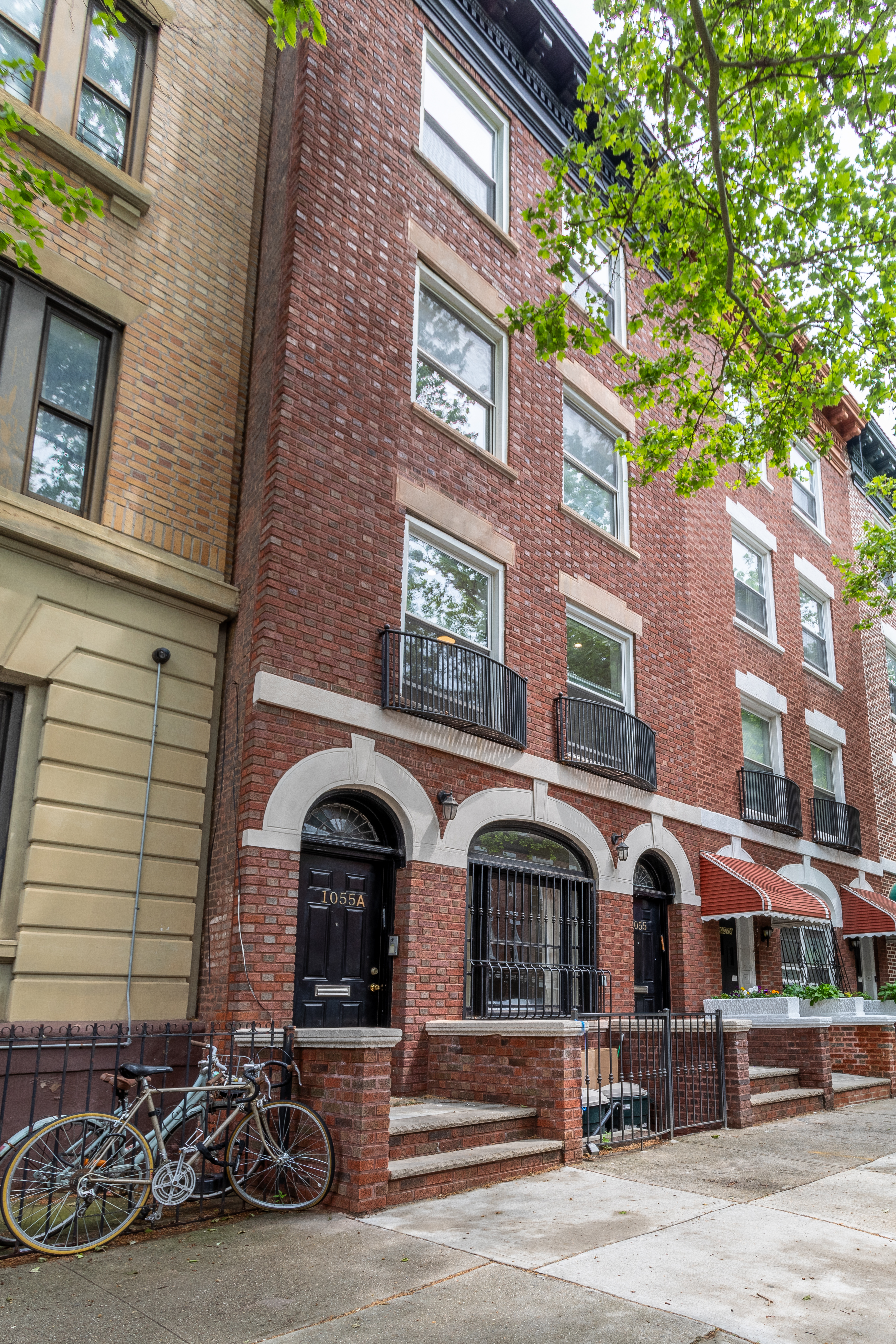 Huge, bright townhouse duplex 4BR 1.5 Bath w. private entrance and garden