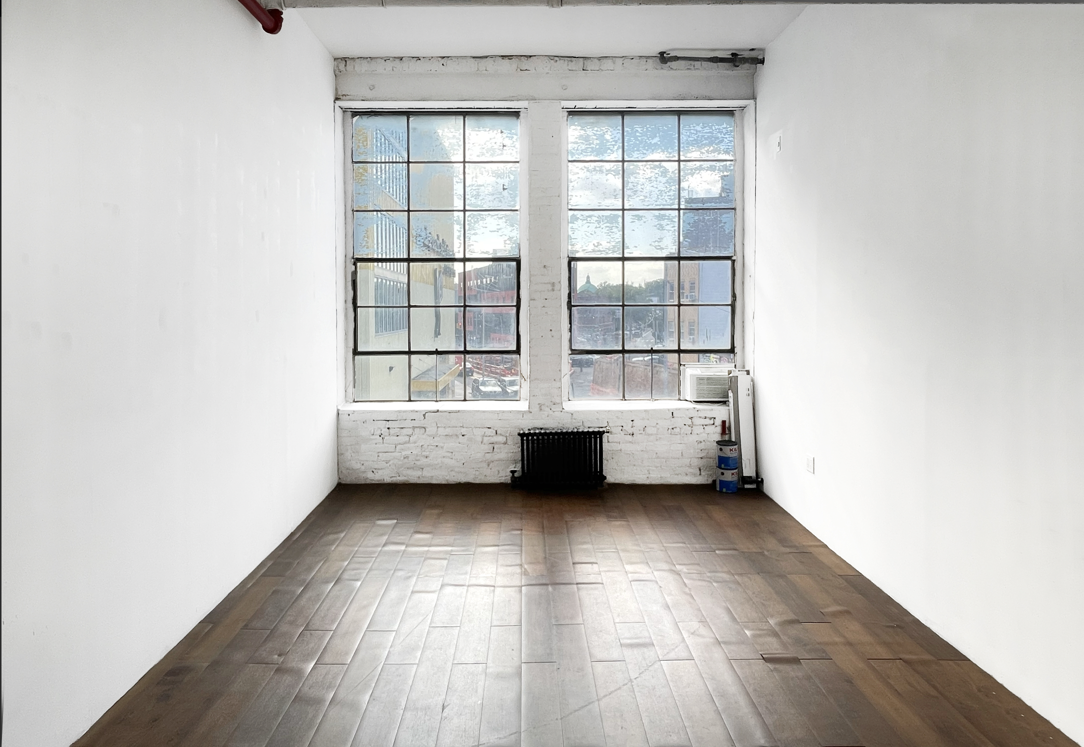 STUDIO 207: LARGE WORKSPACE WITH HUGE INDUSTRIAL WINDOWS