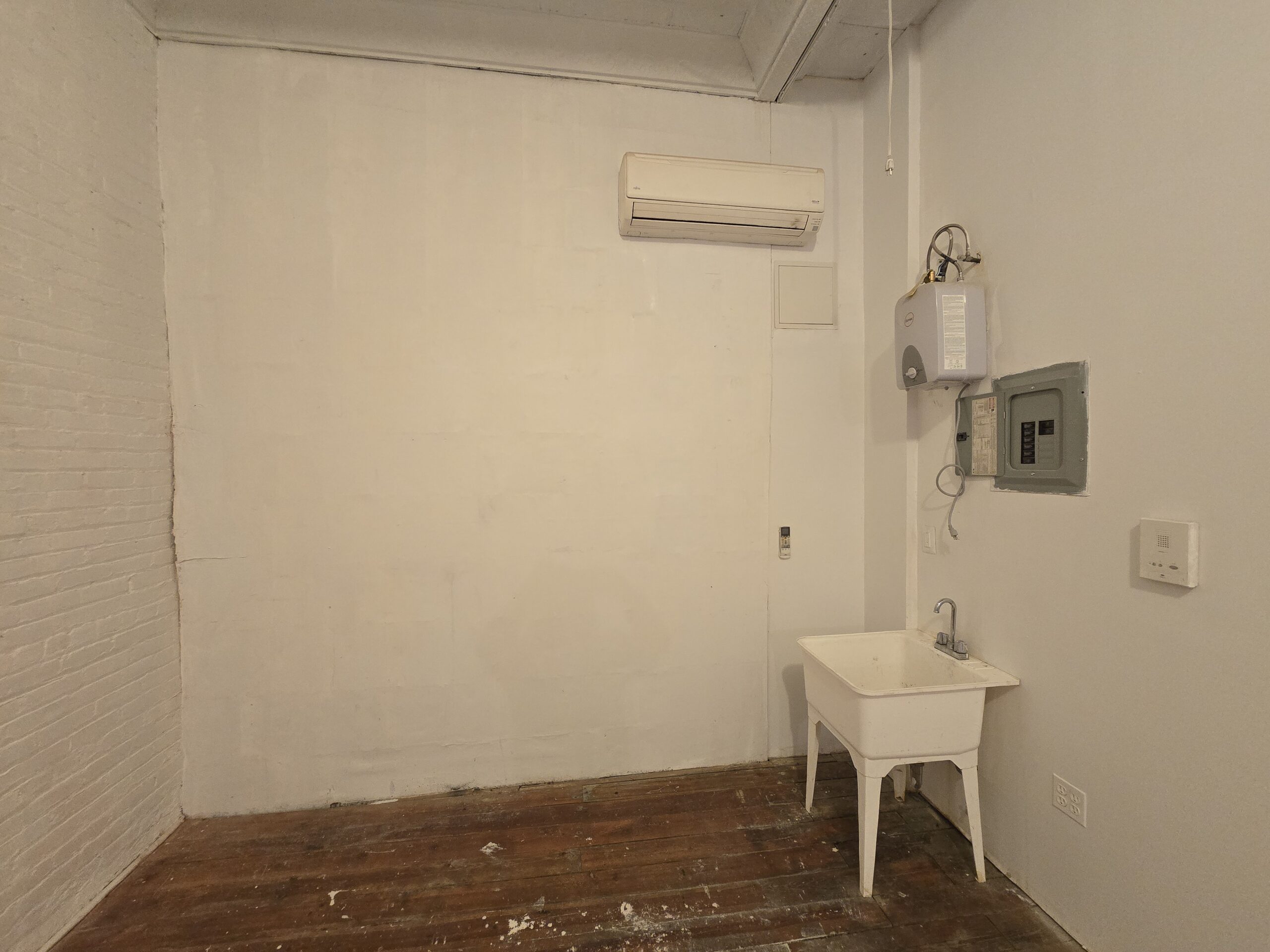 680 sf of "Industrial Loft Space Available for rent at 622 Broadway, Brooklyn NY 11206,