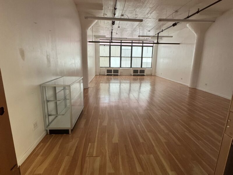 LIC ART CENTER MINUTES FROM MANHATTAN IN THE HEART OF LONG ISLAND CITY
