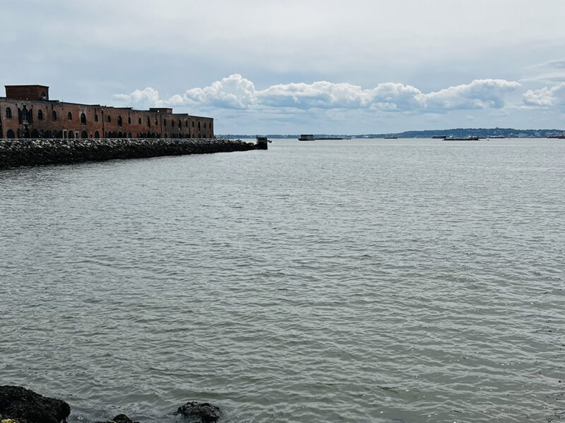 Red Hook Studio on the water - summer sublet (2 full months)