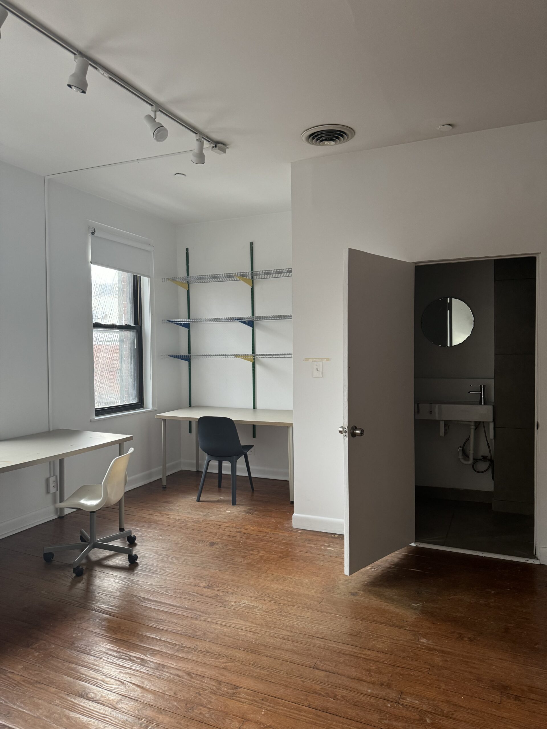 650ft2 - Private ,Long Island City, Court Square Loft Office private bathroom and kitchen (Long Island City) Work only