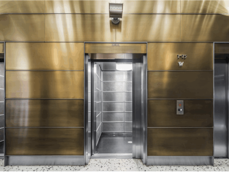 STUDIO 2435: BRIGHT, SUNNY AND IN PRIME LOCATION