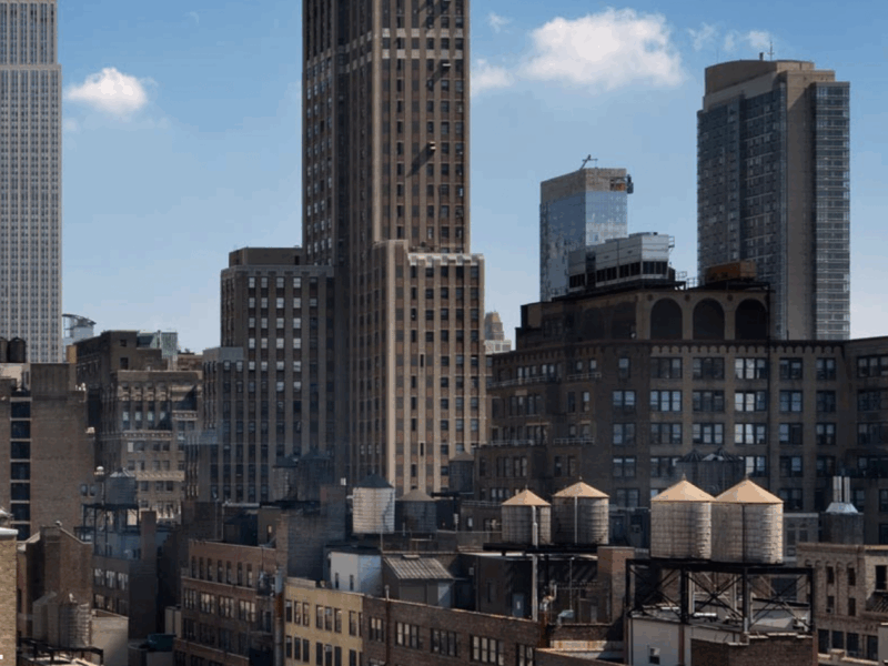 STUDIO 2435: BRIGHT, SUNNY AND IN PRIME LOCATION