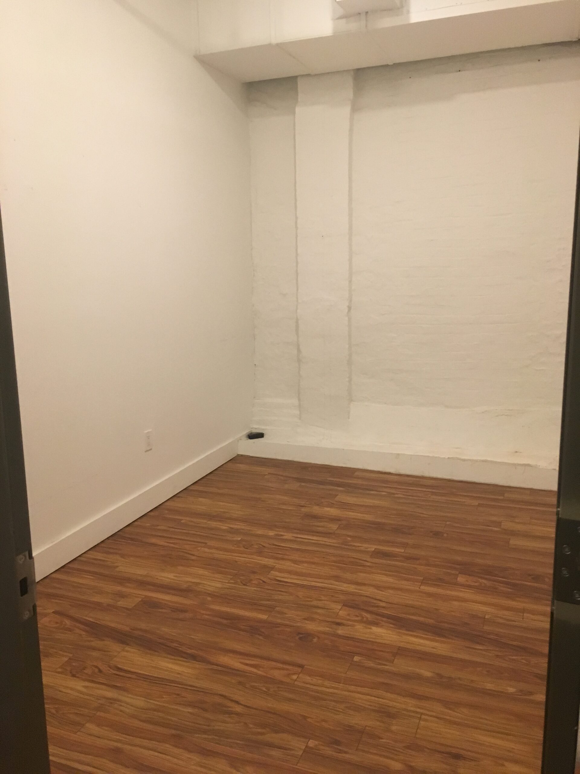 2-3 Desk Office / Creative Space (252J#114) OR (252J#112)