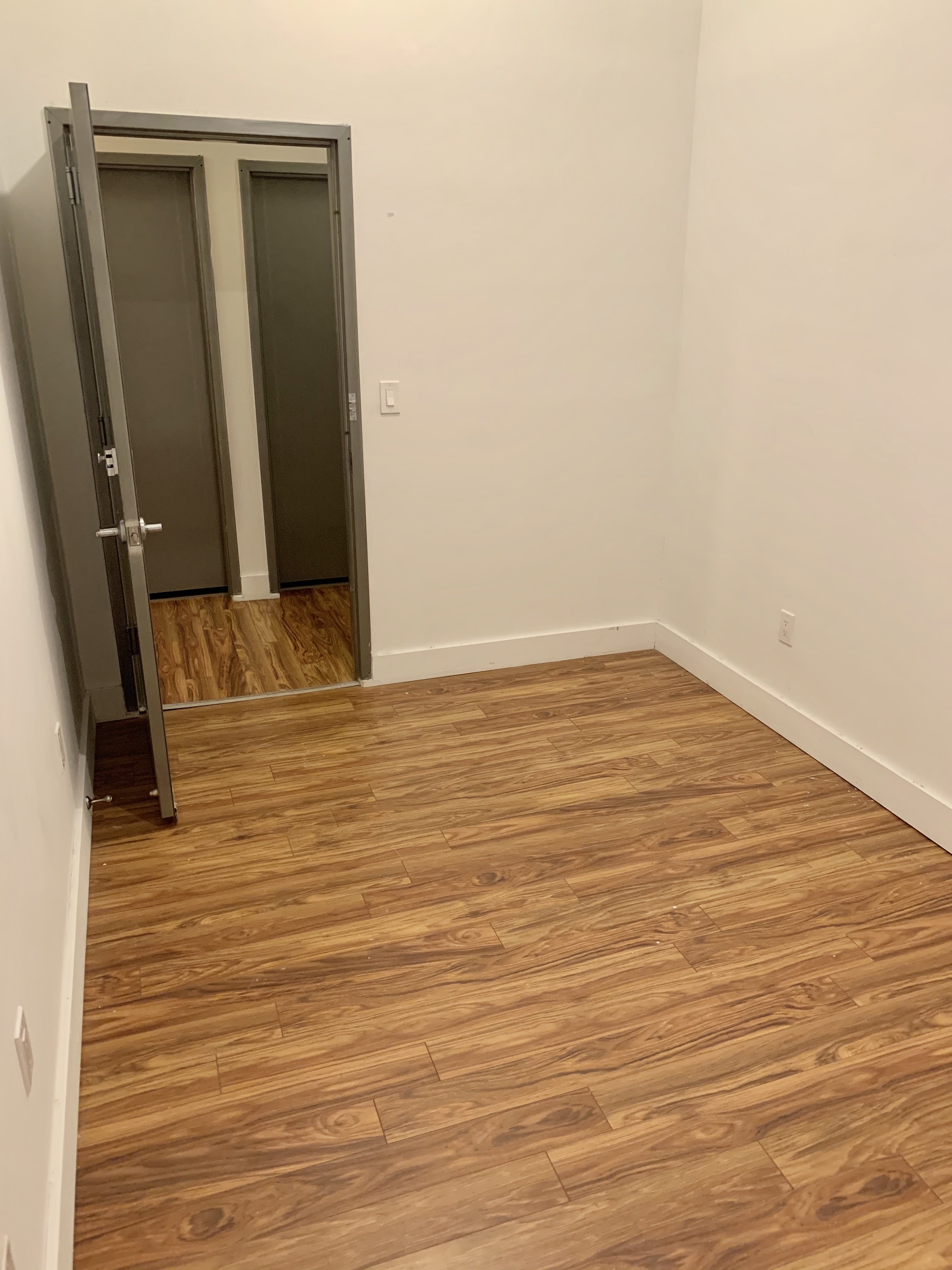 2-3 Desk Office / Creative Space (252J#114) OR (252J#112)