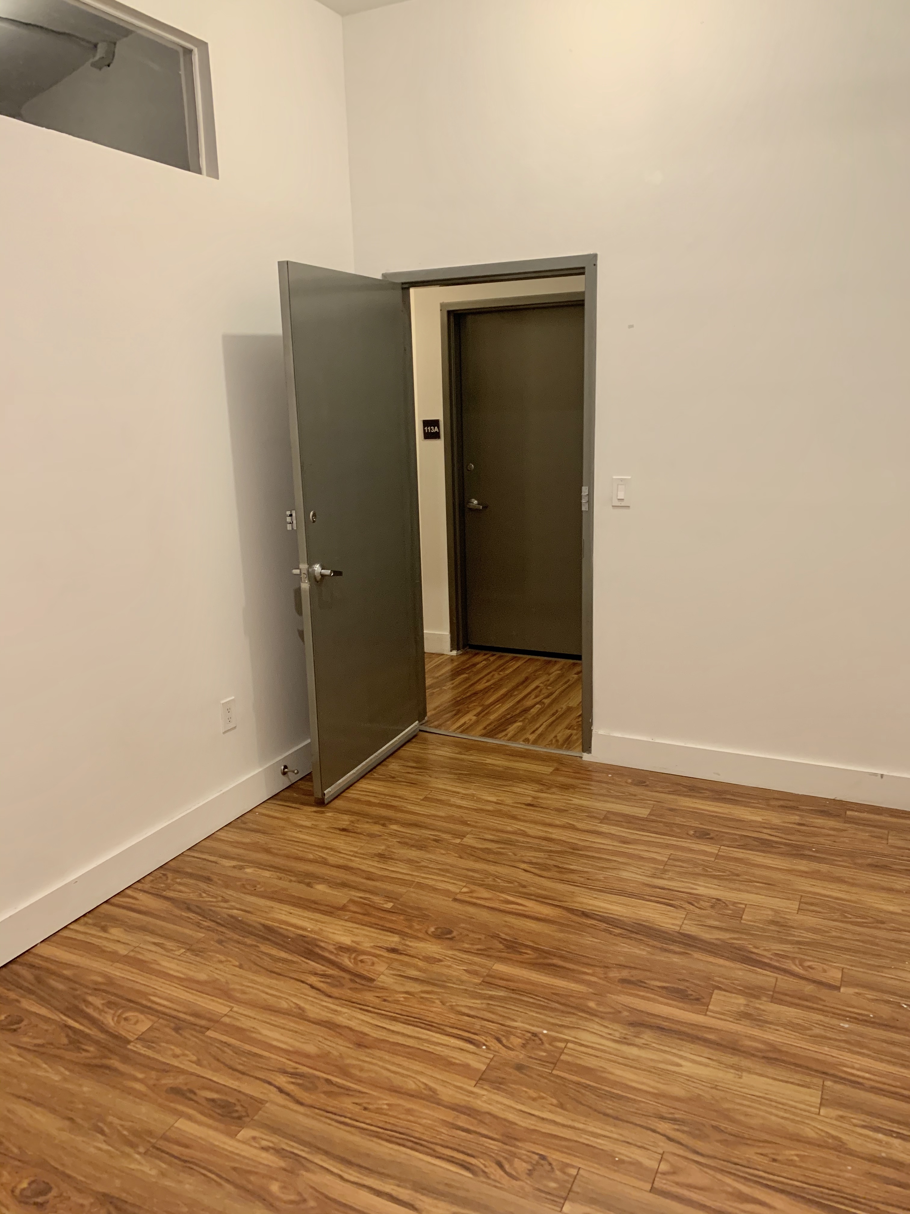 2-3 Desk Office / Creative Space (252J#114) OR (252J#112)