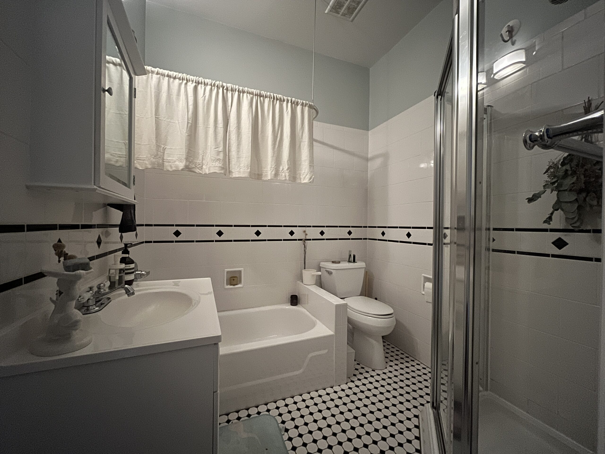 One Bedroom plus additional room available in sweet Ridgewood apartment