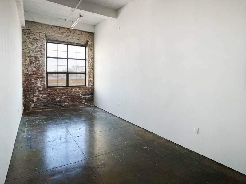 STUDIO 204: ARTIST STUDIO FOR PROFESSIONALS W WINDOW L TRAIN