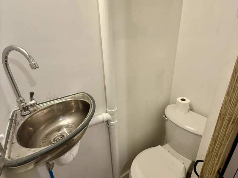 Carriage House Art Studio - 6/01 – $825/mo. Painter's sink 7 ft away in hallway (Ridgewood / Bushwick border - Halsey L train)