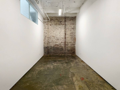 STUDIO 124: LARGE ART STUDIO BRICK WALL W NATURAL LIGHT L TRAIN