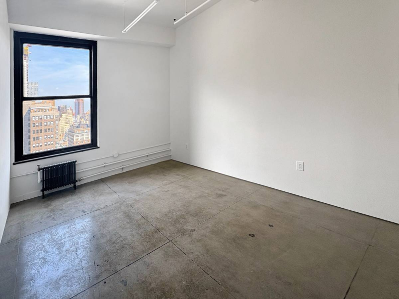 STUDIO 2435: BRIGHT ART STUDIO W WINDOW IN A PRIME LOCATION MANHATTAN