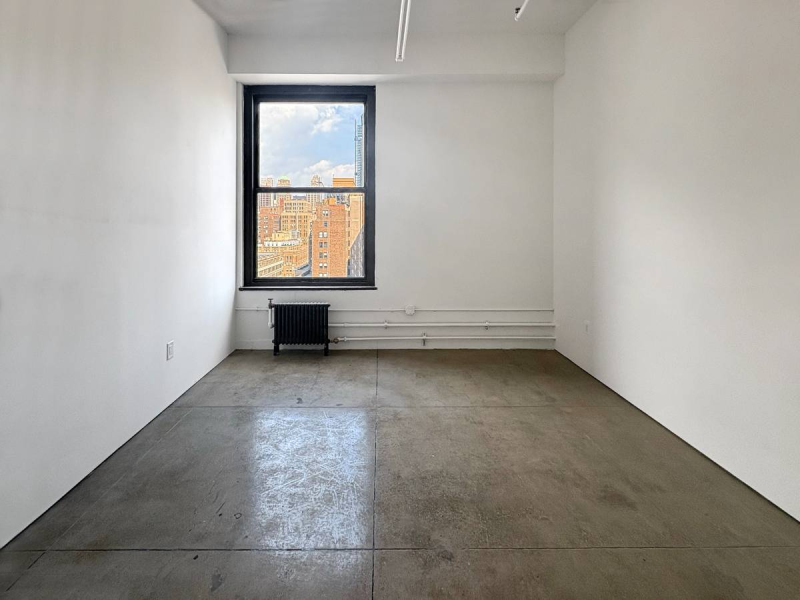STUDIO 2435: BRIGHT ART STUDIO W WINDOW IN A PRIME LOCATION MANHATTAN