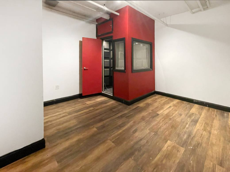 STUDIO 012: AFFORDABLE MUSIC PRODUCTION STUDIO W WOODEN FLOOR L TRAIN