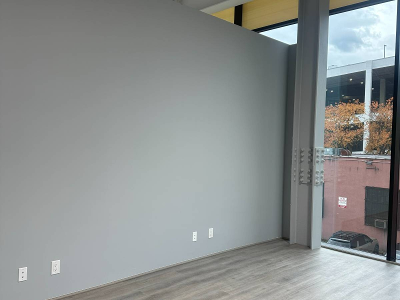 STUDIO 109: SPACIOUS CORNER ART STUDIO WITH NATURAL DAY LIGHT IN NEW BUILDING