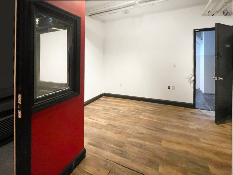 STUDIO 012: AFFORDABLE MUSIC PRODUCTION STUDIO W WOODEN FLOOR L TRAIN