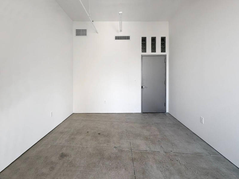 STUDIO 2435: BRIGHT ART STUDIO W WINDOW IN A PRIME LOCATION MANHATTAN