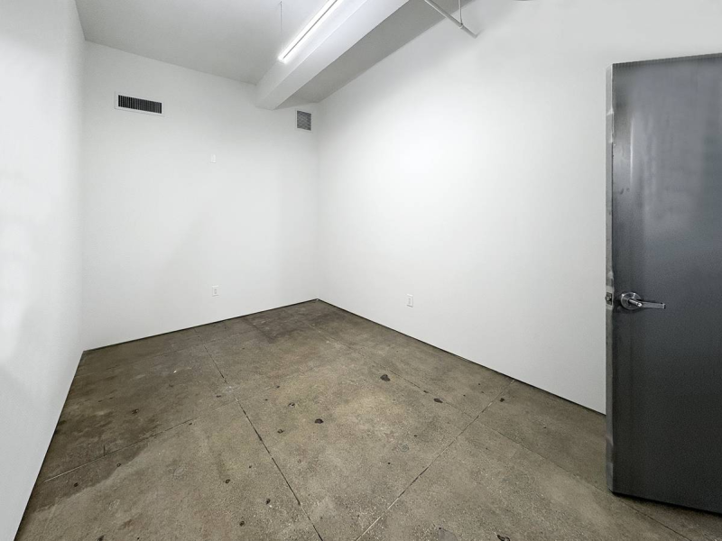 STUDIO 2443: BUDGET-FRIENDLY ART STUDIO PROFESSIONAL IN MANHATTAN
