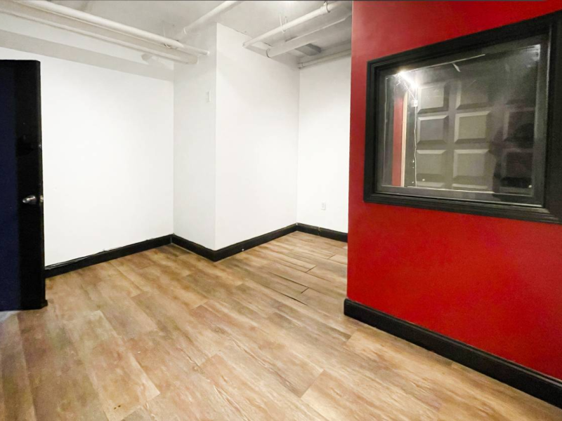 STUDIO 012: AFFORDABLE MUSIC PRODUCTION STUDIO W WOODEN FLOOR L TRAIN
