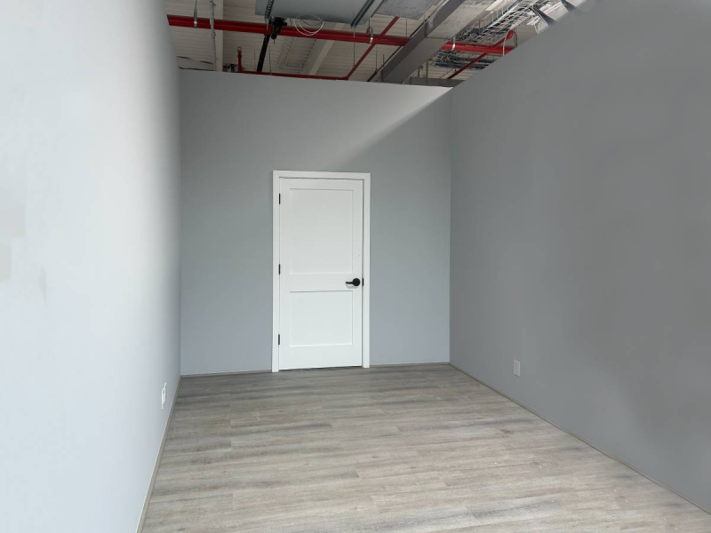 STUDIO 106: SPACIOUS ART STUDIO W BIG WINDOWS NEW BUILDING