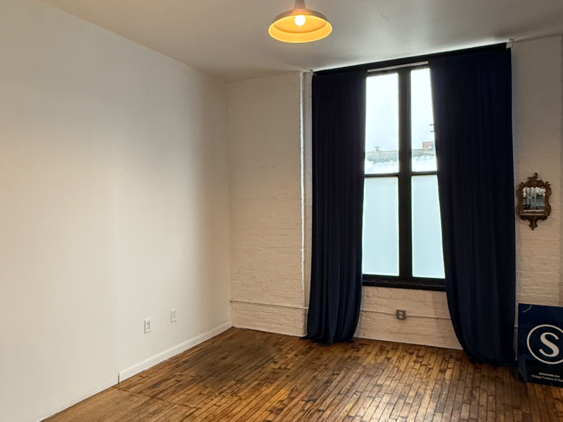 Professional Showroom Share Ideal for Vintage Seller!