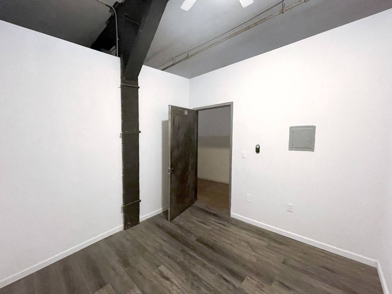 STUDIO 122: BUDGET PROFESSIONAL ART STUDIO W LAMINATE FLOOR L TRAIN