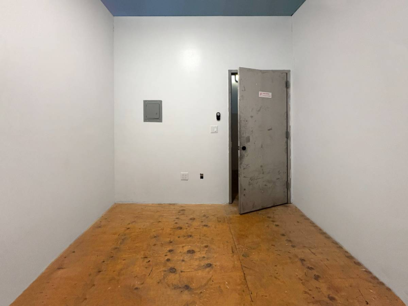 STUDIO 426: BUDGET & PROFESSIONAL ART STUDIO W POLISHED FLOOR L TRAIN