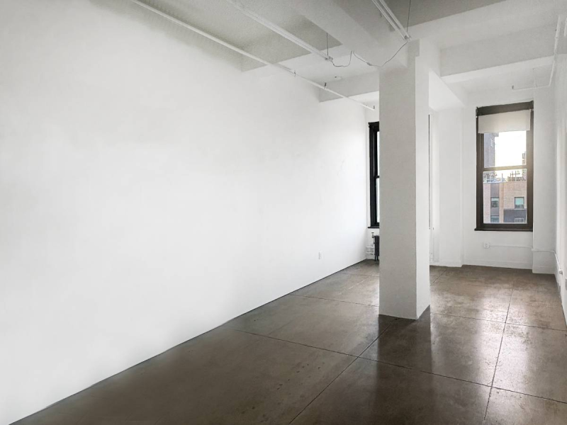 STUDIO 2409: BRIGHT & LARGE ART STUDIO IN PRIME LOCATION MANHATTAN