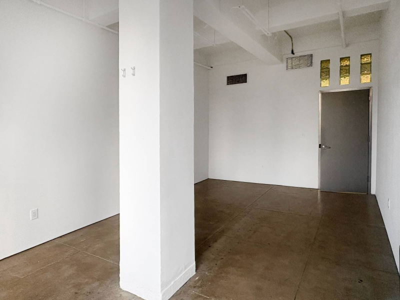 STUDIO 2409: BRIGHT & LARGE ART STUDIO IN PRIME LOCATION MANHATTAN