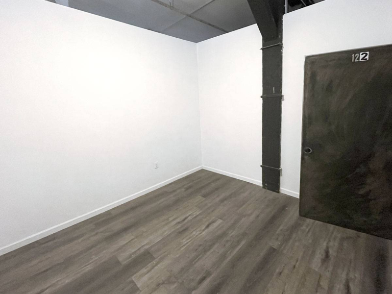 STUDIO 122: BUDGET PROFESSIONAL ART STUDIO W LAMINATE FLOOR L TRAIN
