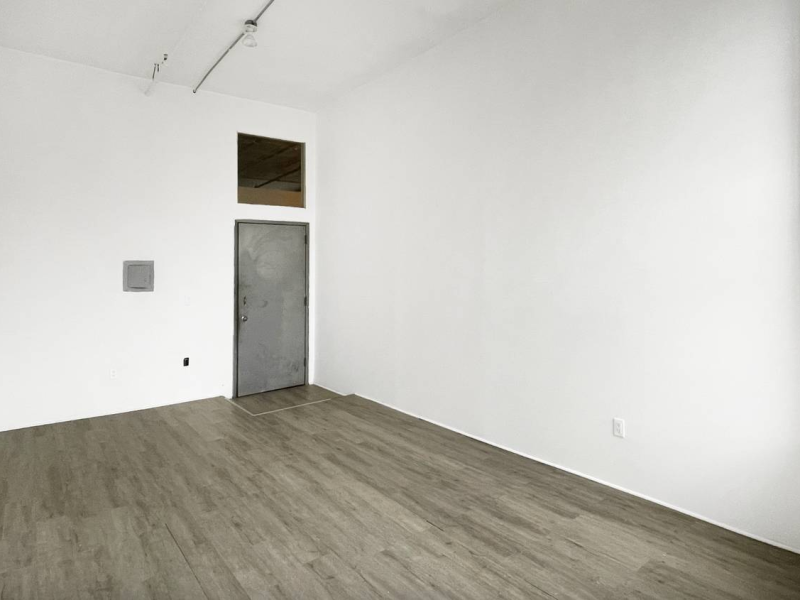 STUDIO 103: BRIGHT ART STUDIO W LARGE WINDOWS BROOKLYN L TRAIN
