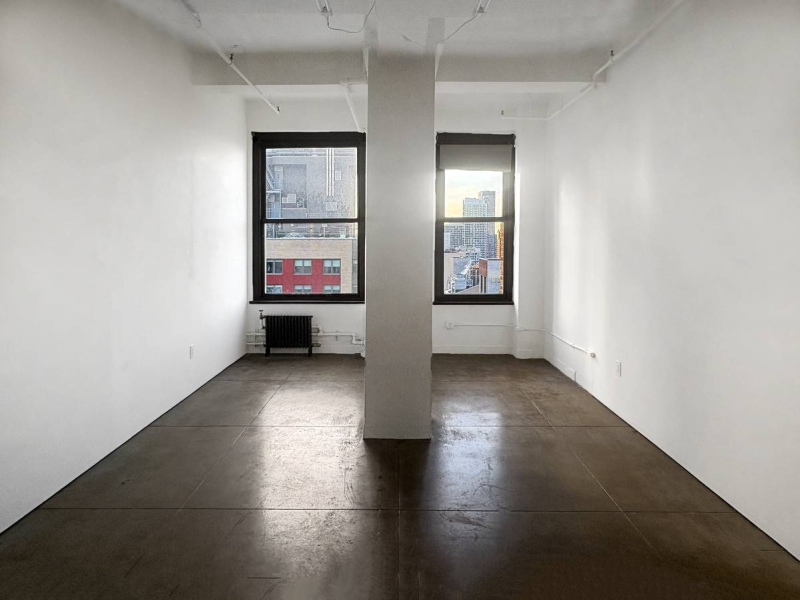 STUDIO 2409: BRIGHT & LARGE ART STUDIO IN PRIME LOCATION MANHATTAN