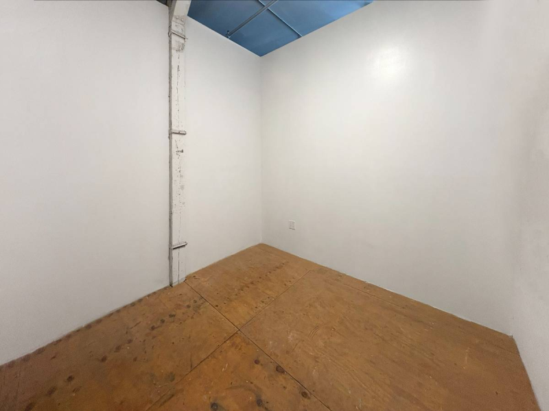 STUDIO 426: BUDGET & PROFESSIONAL ART STUDIO W POLISHED FLOOR L TRAIN