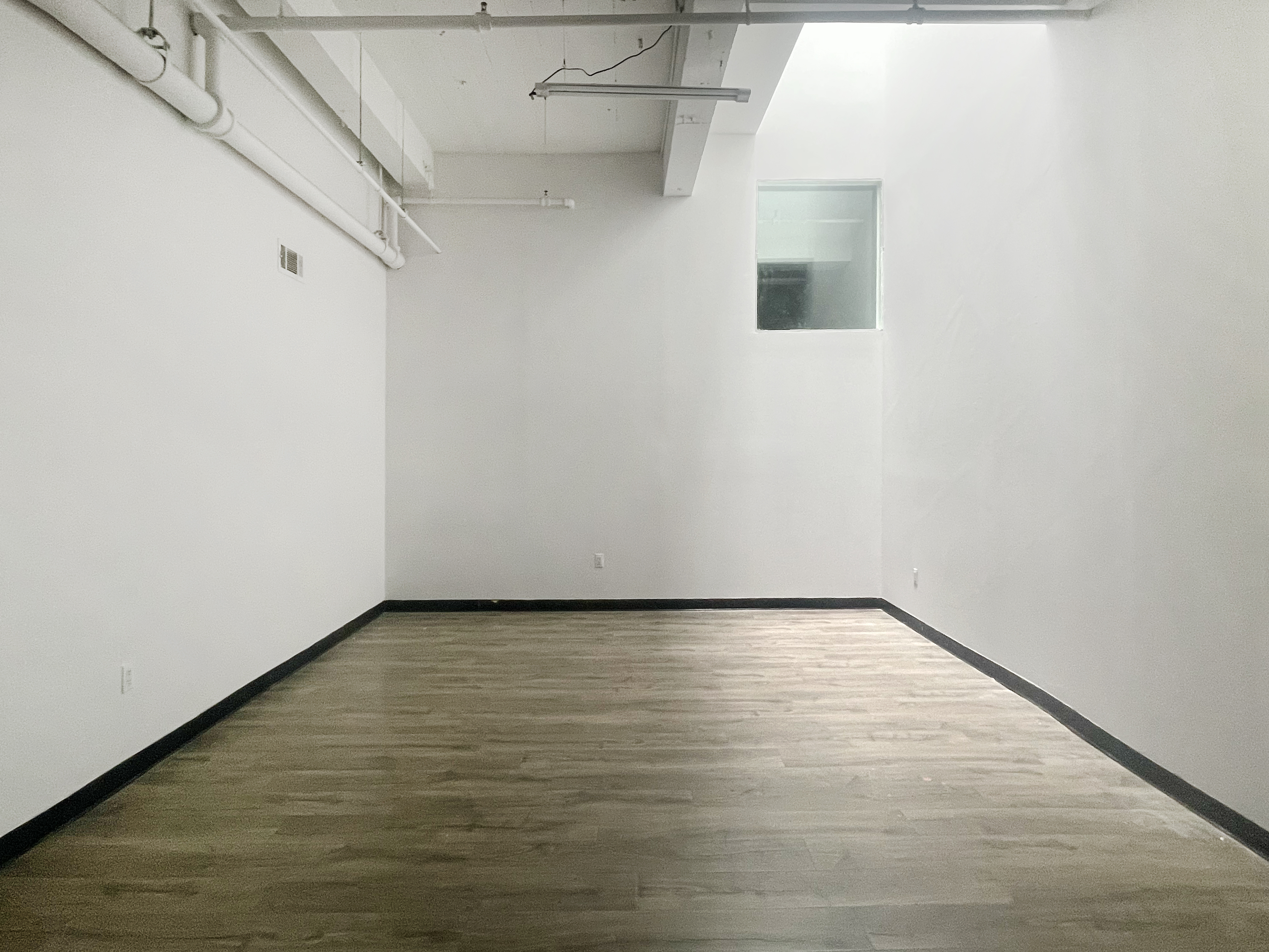 STUDIO 135: HIGH-CEILING CREATIVE ART STUDIO W/ INDUSTRIAL VIBES L TRAIN RIDGEWOOD