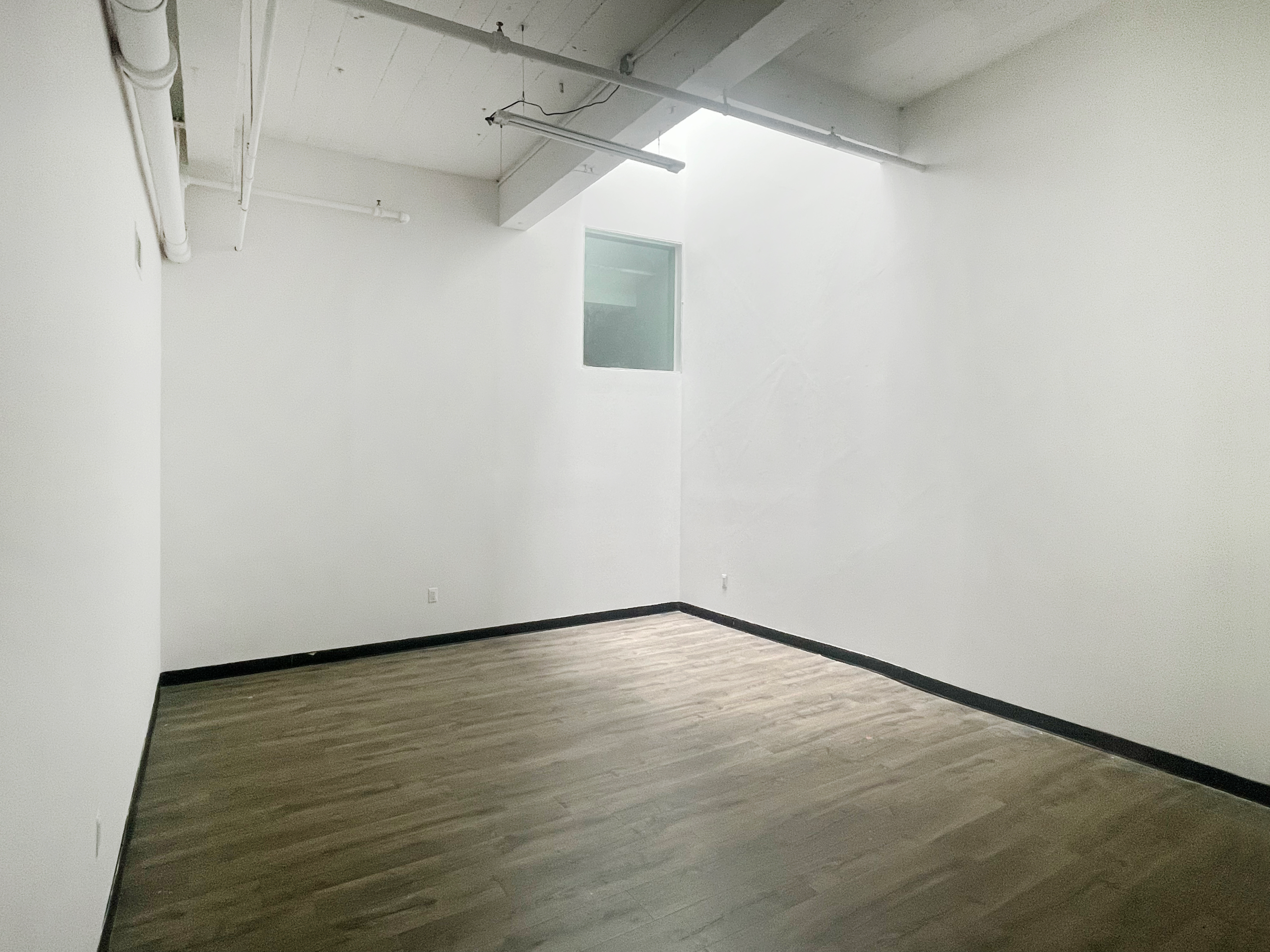 STUDIO 135: HIGH-CEILING CREATIVE ART STUDIO W/ INDUSTRIAL VIBES L TRAIN RIDGEWOOD