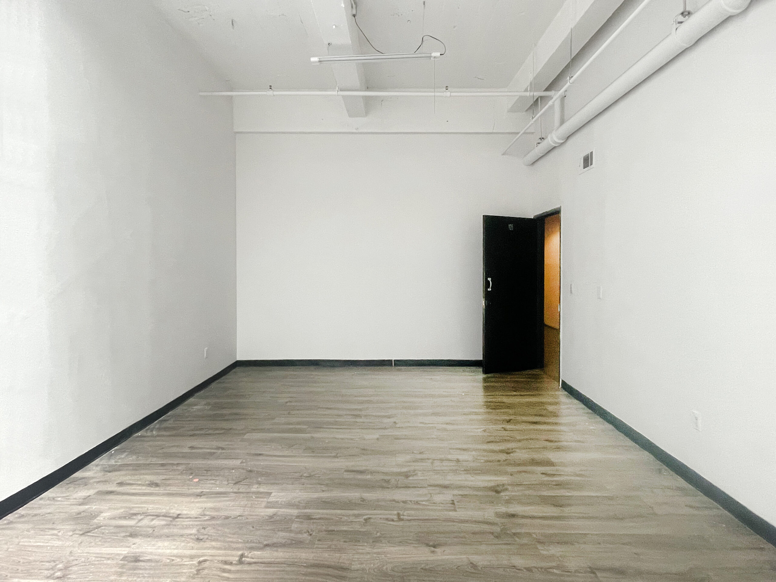 STUDIO 135: HIGH-CEILING CREATIVE ART STUDIO W/ INDUSTRIAL VIBES L TRAIN RIDGEWOOD