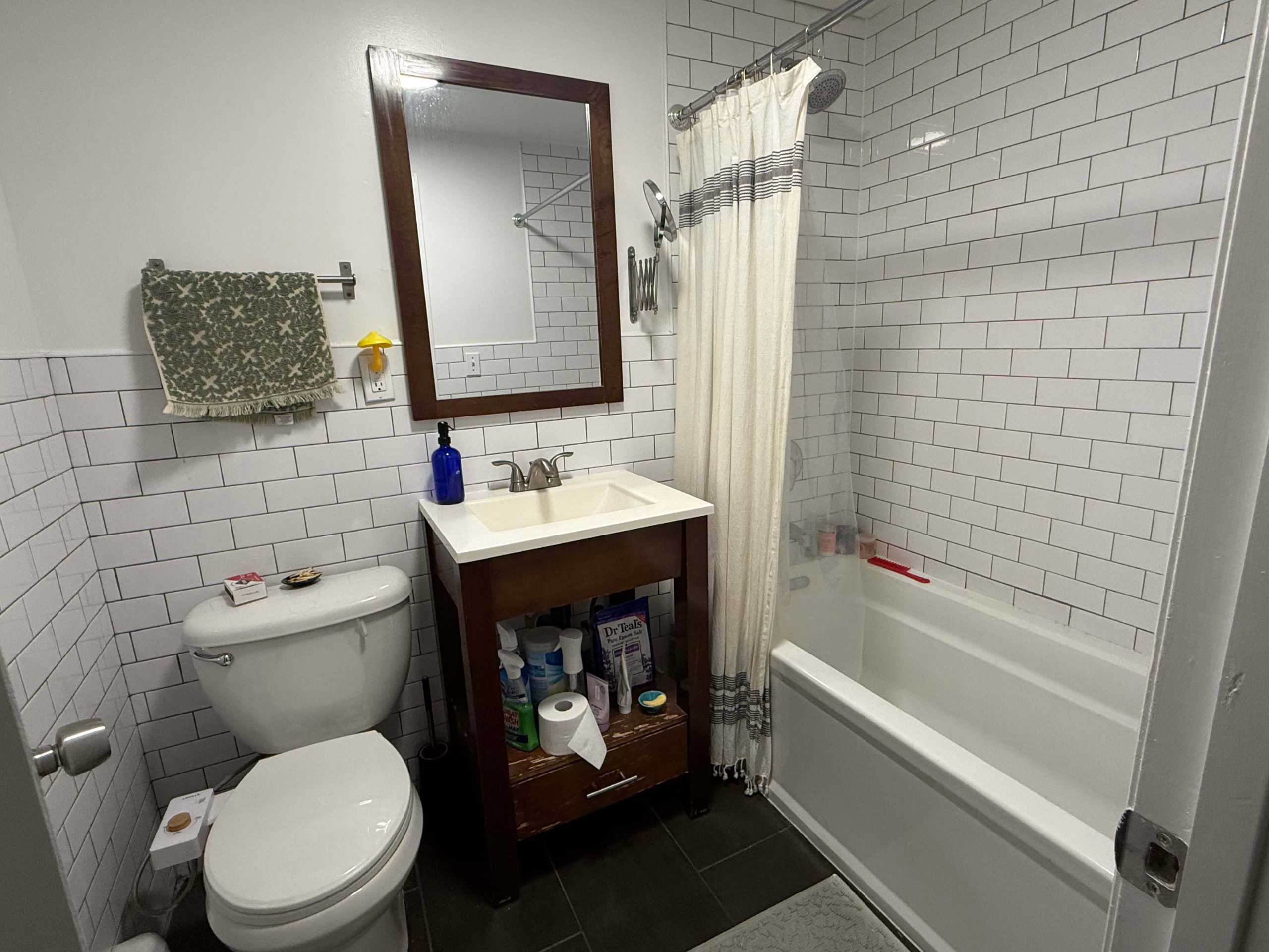 Spacious bedroom in a 2 bed apartment with a sunny backyard