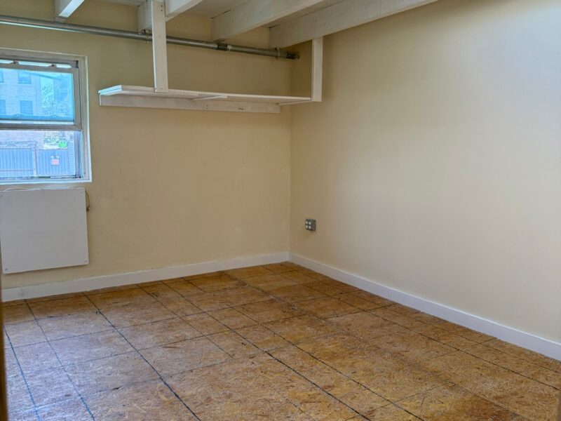 Carriage House Art Studio - 6/01 – $825/mo. Painter's sink 7 ft away in hallway (Ridgewood / Bushwick border - Halsey L train)