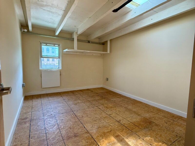 Carriage House Art Studio - 6/01 – $825/mo. Painter's sink 7 ft away in hallway (Ridgewood / Bushwick border - Halsey L train)