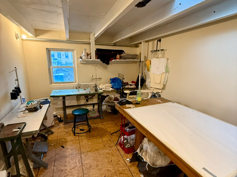 Carriage House Art Studio - 6/01 – $825/mo. Painter's sink 7 ft away in hallway (Ridgewood / Bushwick border - Halsey L train)