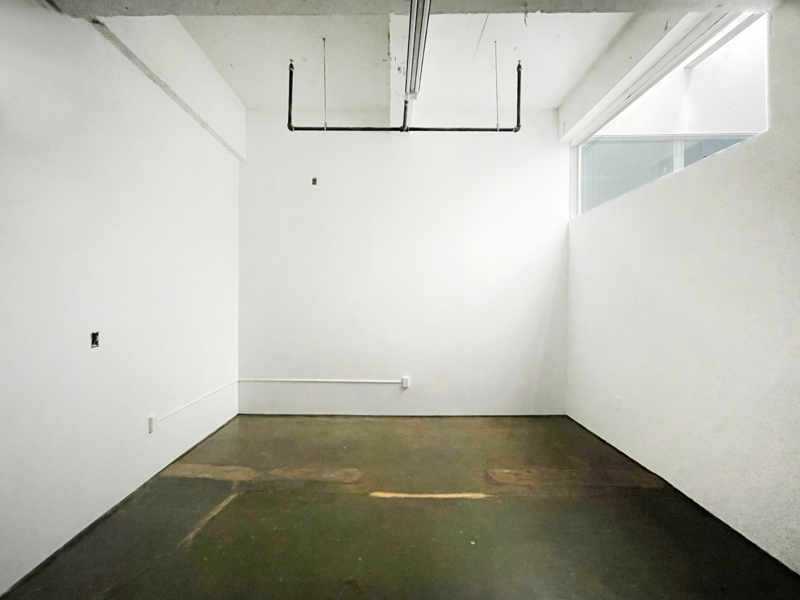 STUDIO 119: LARGE ARTIST STUDIO POLISHED CONCRETE FLOOR SKYLIGHT