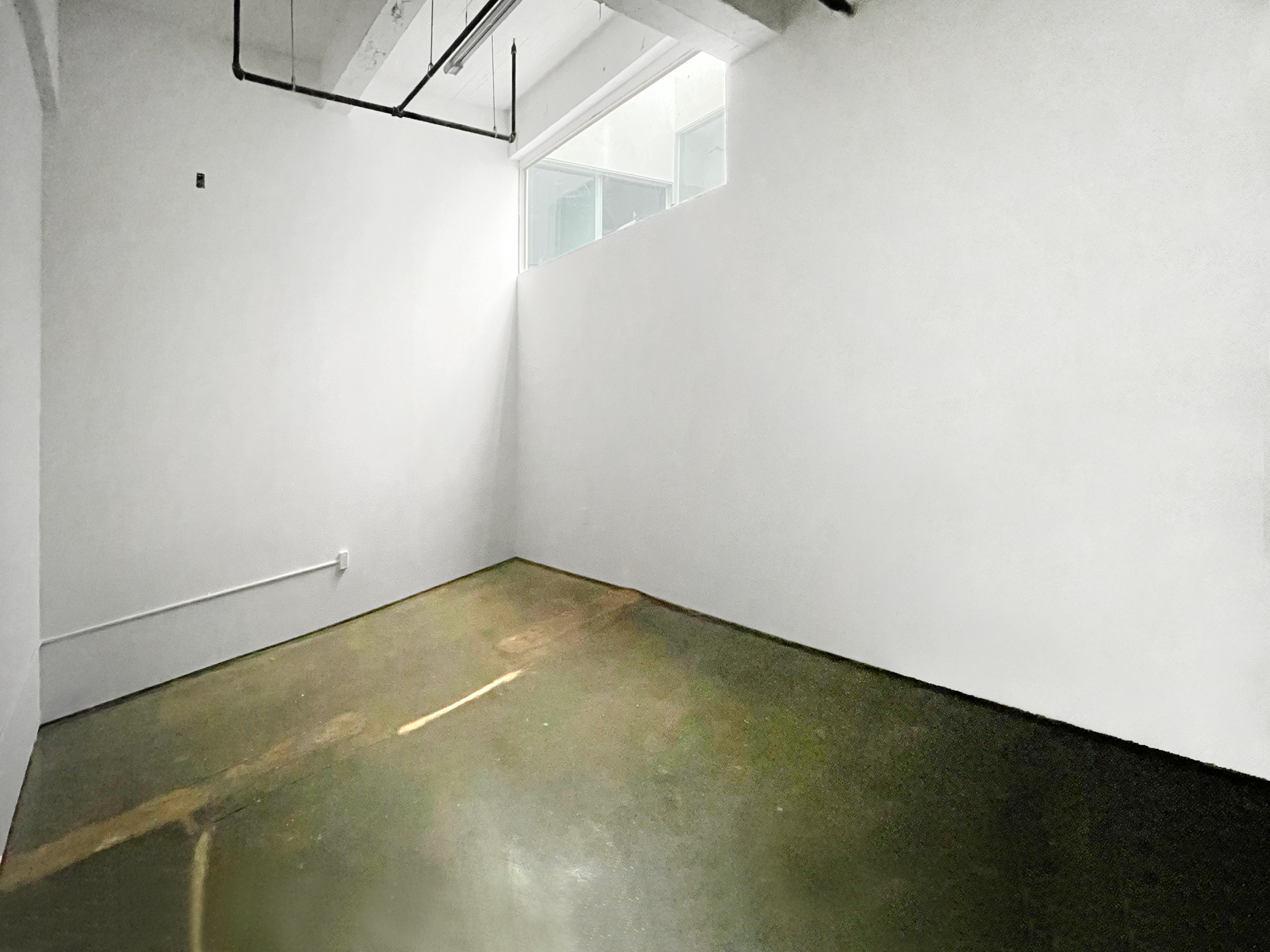STUDIO 119: LARGE ARTIST STUDIO POLISHED CONCRETE FLOOR SKYLIGHT