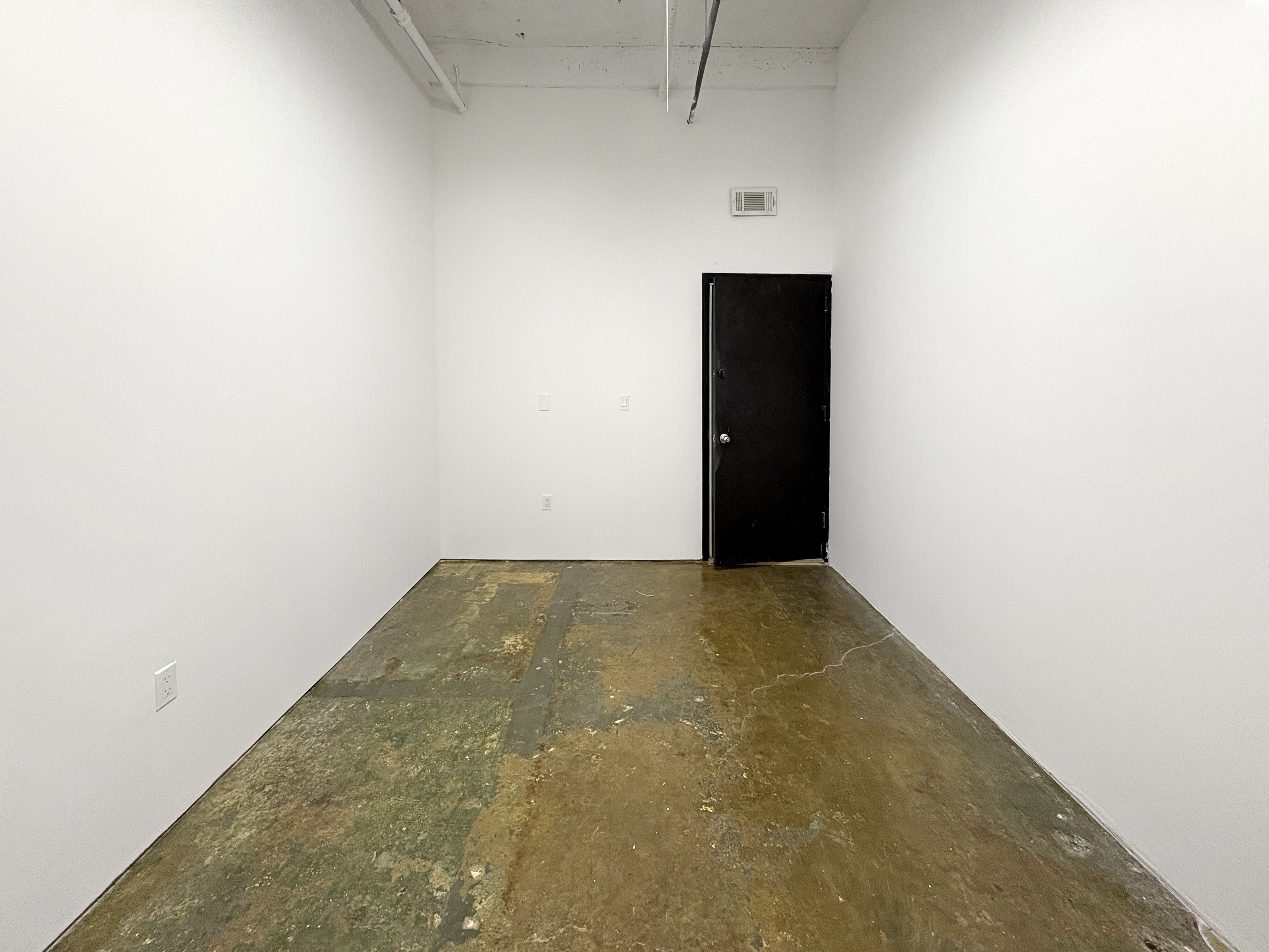 STUDIO 121: BUDGET & SPACIOUS ART STUDIO INDUSTRIAL BUILDING L TRAIN