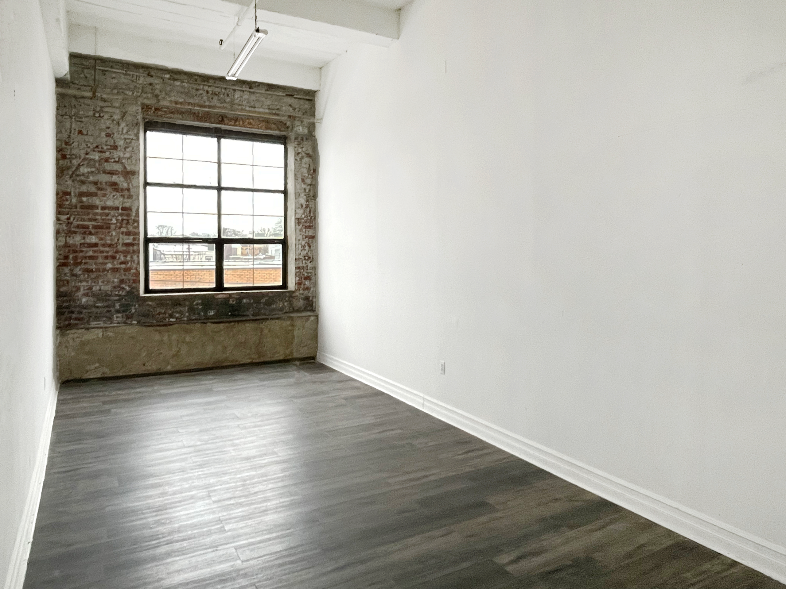 STUDIO 212: LARGE PROFESSIONAL CLEAN ART STUDIO/CREATIVE WORKSPACE W INDUSTRIAL WINDOW