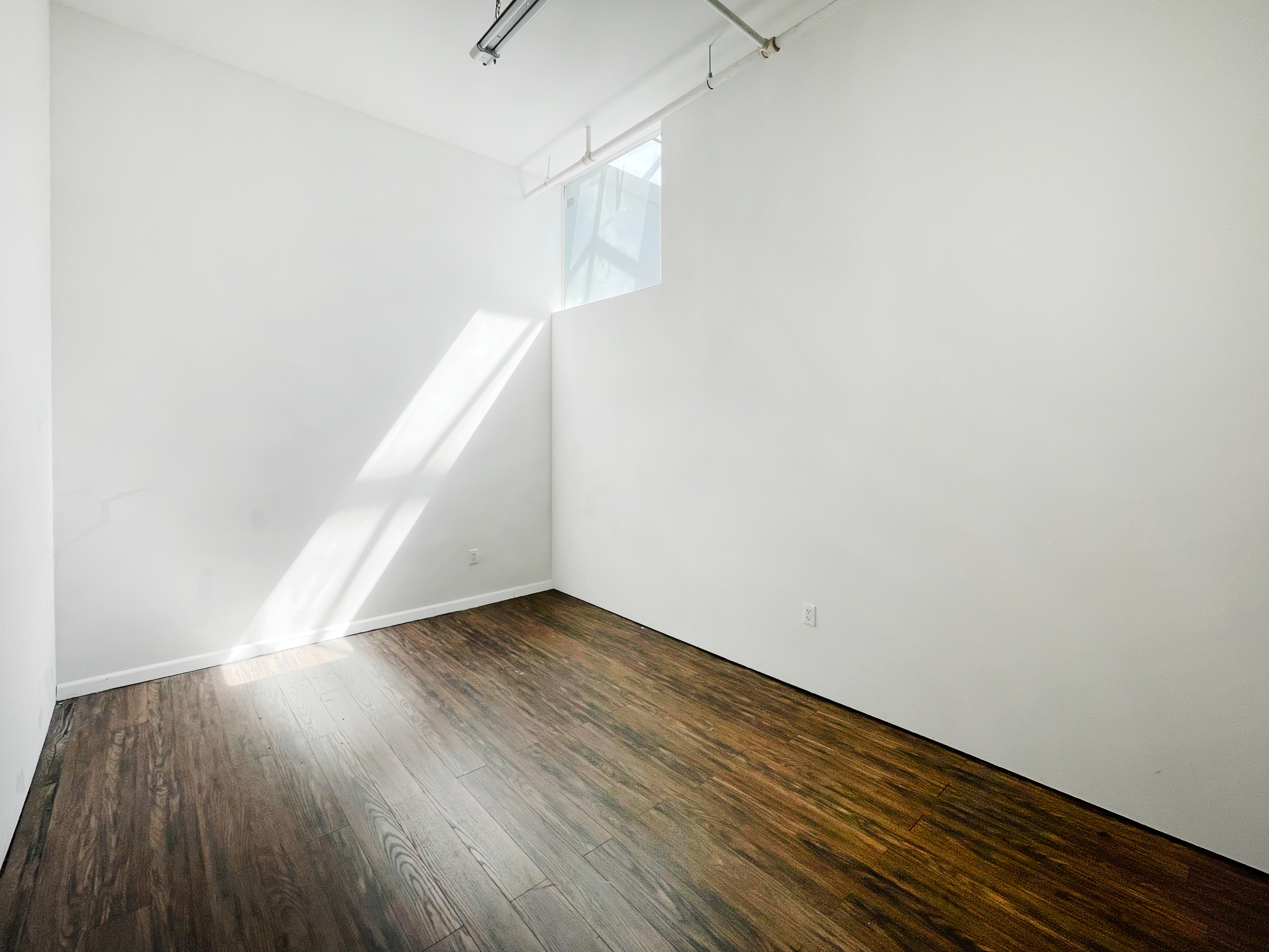 STUDIO 230: AFFORDABLE ART STUDIO SPACE PROFESSIONAL SETTING L TRAIN