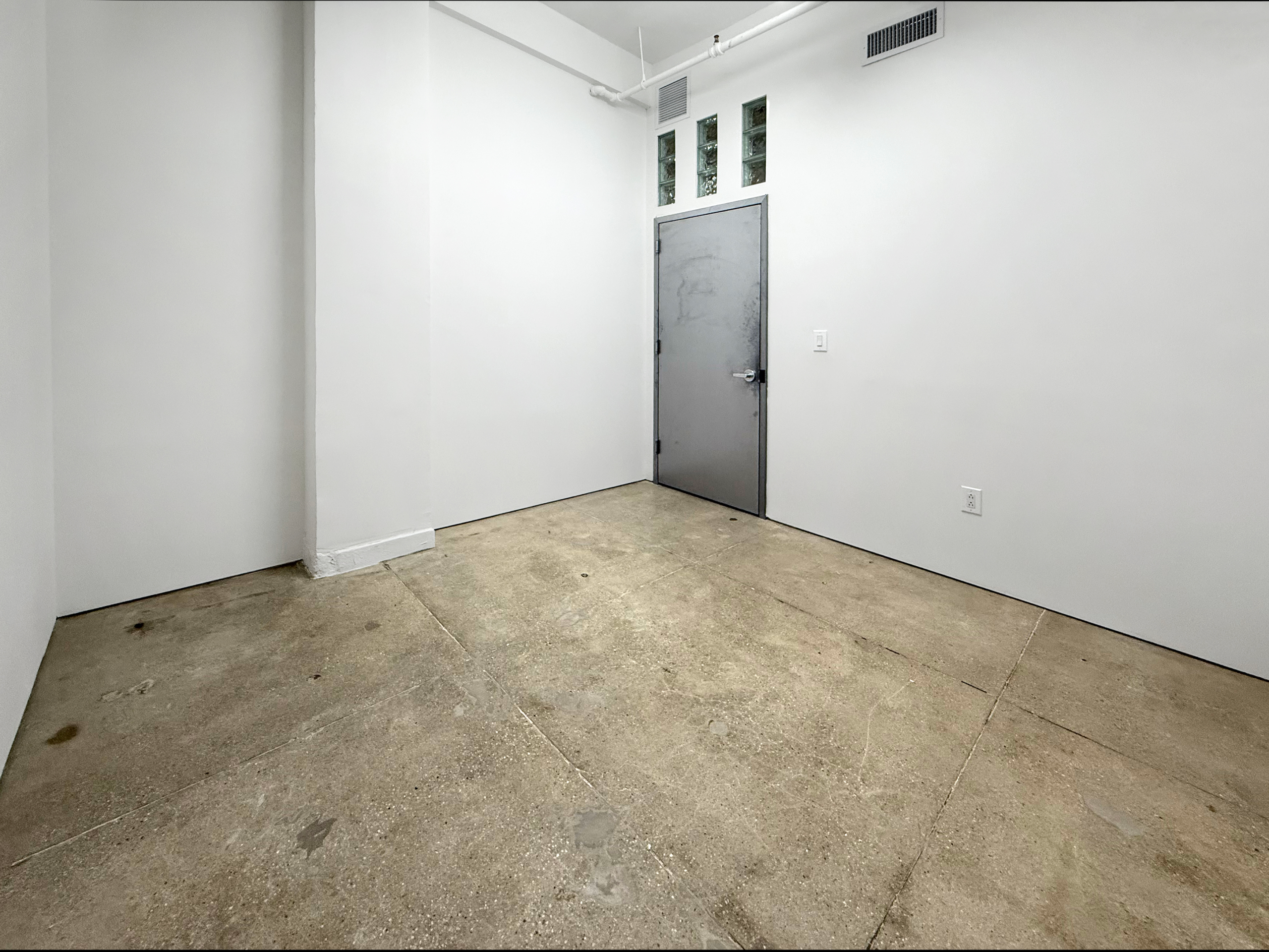 STUDIO 2418: SMALL ARTIST STUDIO | BUDGET-FRIENDLY | MIDTOWN NYC