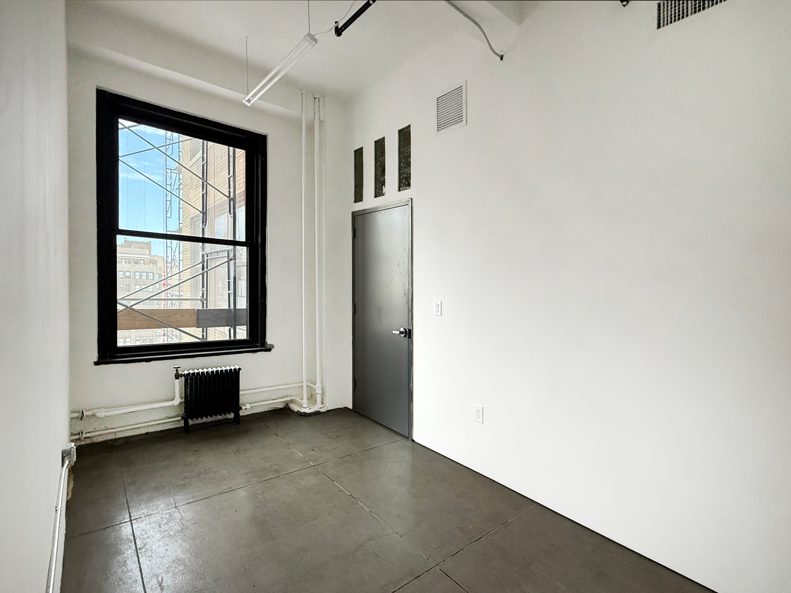 STUDIO 2438: SMALL ART STUDIO. BEAUTIFUL LIGHT. MIDTOWN NYC