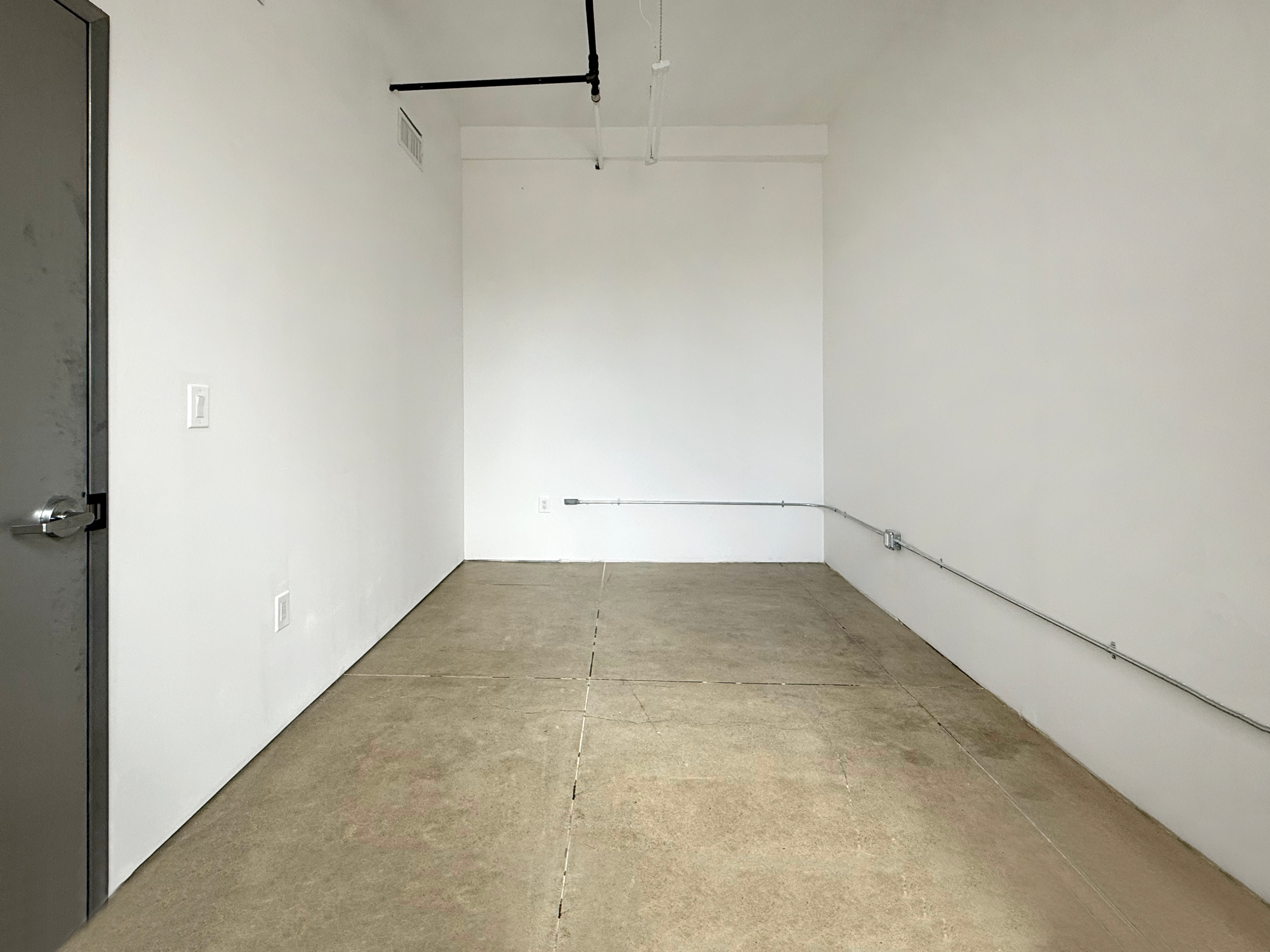 STUDIO 2438: SMALL ART STUDIO. BEAUTIFUL LIGHT. MIDTOWN NYC